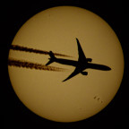 Flugzeug kreuzt die Sonne am 30.04.24