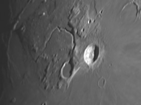 Der Krater "Herodotus" mit dem "Vallis Schröteri".